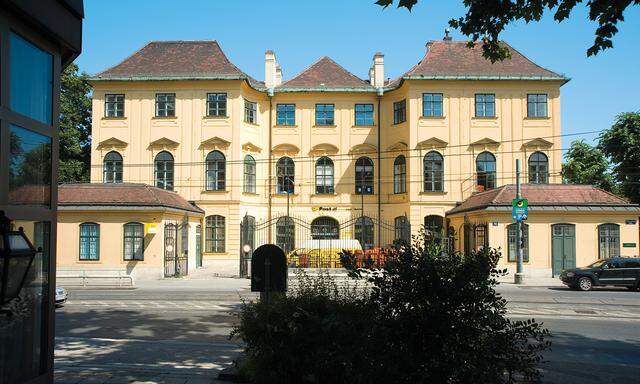 "Kaiserstöckl" heißt das schönbrunngelbe Gebäude, das Maria Theresia für ihren Leibarzt Gerhard van Swieten errichten ließ. 