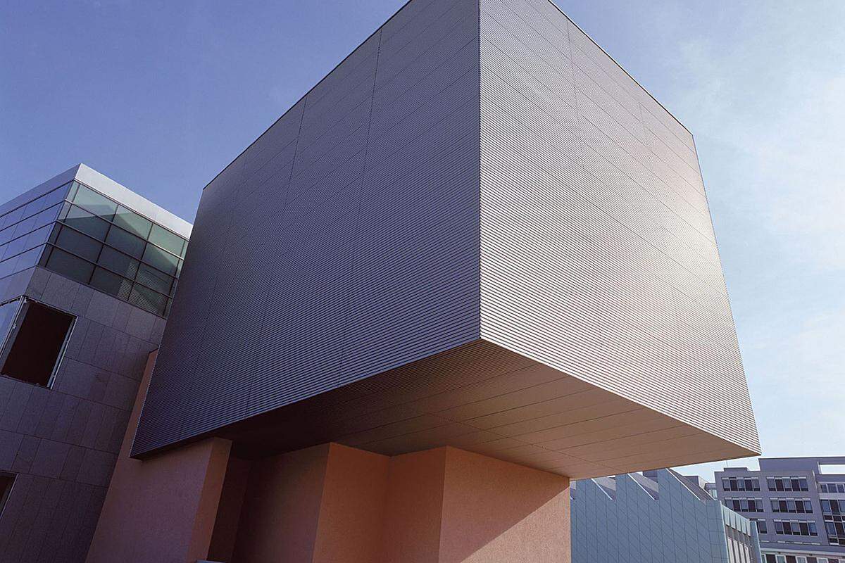 Das niederösterreichische Landesmuseum von Hans Hollein in St. Pölten, 2002.