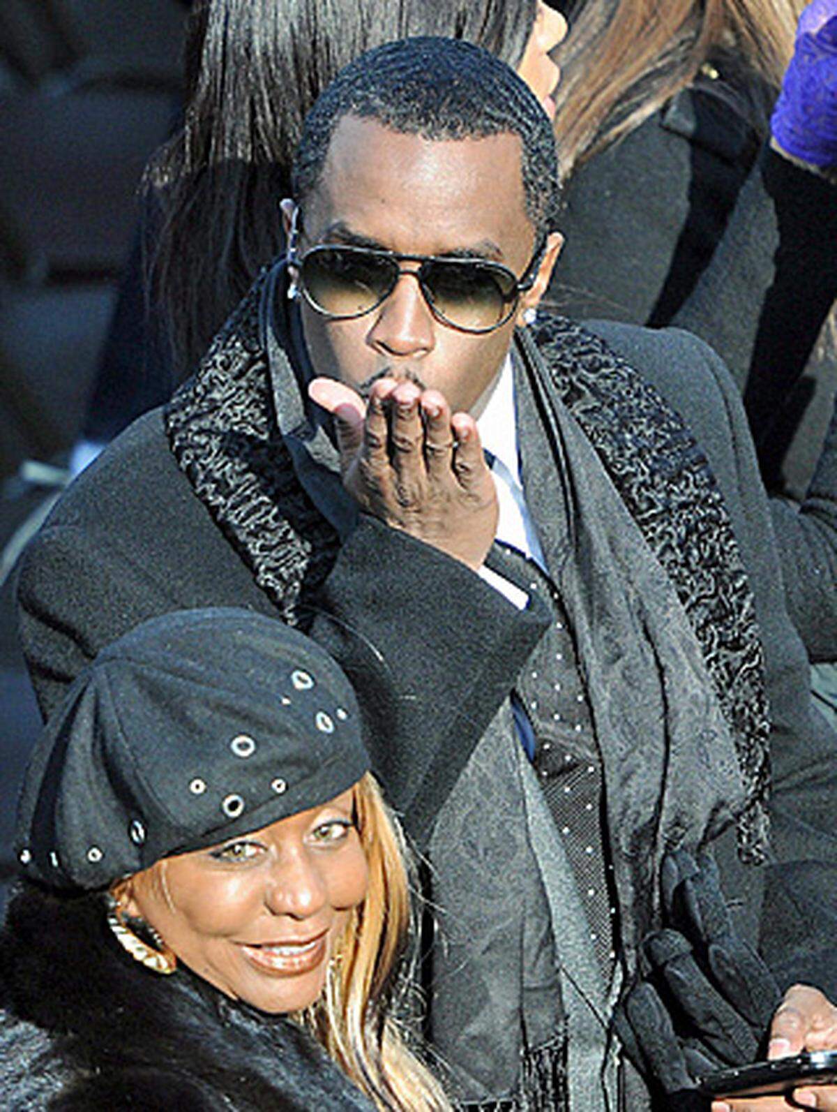 Weitere Prominente im Publikum: Rapper Puff Daddy mit seiner Mutter, ...