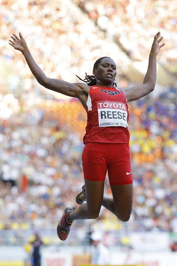 In einem Zentimeterkrimi kann sich Brittney Reese (USA) im Weitsprung gegen die afrikanische Rekordhalterin Blessing Okagbare aus Nigeria durchsetzen. Mit 7,01 Meter zu 6,99 Meter gibt es eine denkbar knappe Entscheidung. Dabei war Reese in der Quali schon draußen. Sie konnte sich nur als Zwölfte ganz knapp für den Endkampf qualifizieren. Bronze geht nach Serbien durch Ivana Spanovic, die nach 6,82 Meter mit Respektabstand folgt. Beim Diskusbewerb der Frauen gibt es ebenfalls einer Sieg der Favoritin. Die Kroatin Sandra Perkovic wirft die Scheibe auf 67,99 Meter und holt nach dem Olympiasieg ihren zweiten großen Titel.