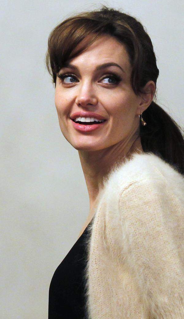 Die 35-jährige Angelina Jolie hat laut "Daily Mirror" und "E! Online" am 26. April einen Vertrag für eine weltweite Print-Kampagne mit der französischen Edelmarke Louis Vuitton unterzeichnet. Zehn Millionen Dollar sollen dabei für Brad Pitts Superfrau herausspringen. Annie Leibovitz wird die Bilder fotografieren.