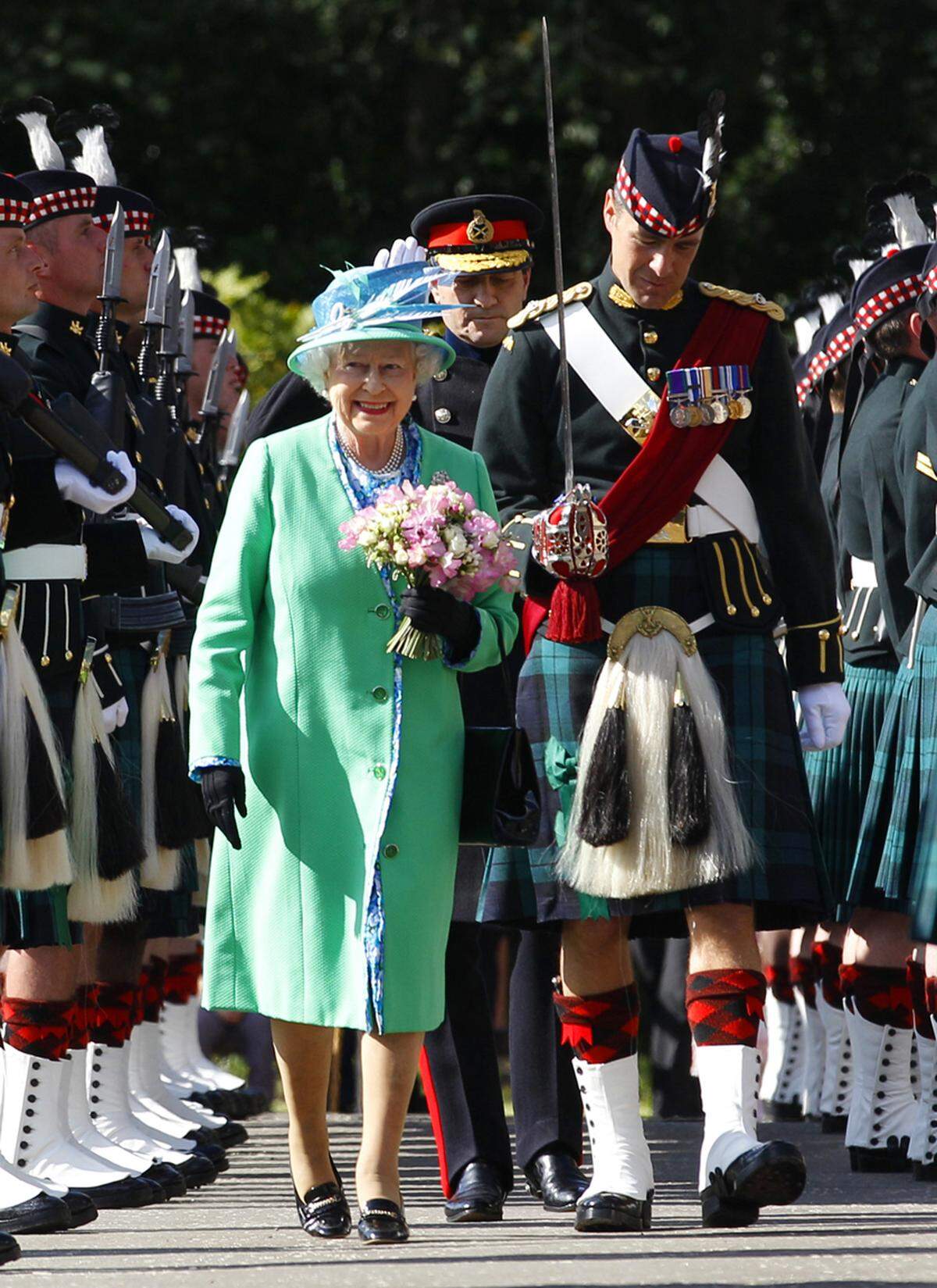 Die Queen als modisches Vorbild zu sehen - auf diese Idee sind wohl nur wenige gekommen. Schließlich stiehlt doch Herzogin Catherine in Sachen Mode allen die Show. Doch mit ihren bunten Ensembles trifft die Queen einen modischen Nerv. In den Menschenmassen ist sie so schnell nicht zu übersehen.    