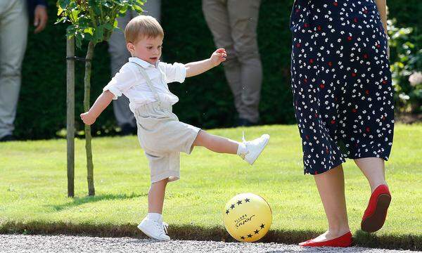 ... begeisterte ihr Bruder, der zweijährige Oscar, die Gäste mit seinen fußballerischen Fähigkeiten.  