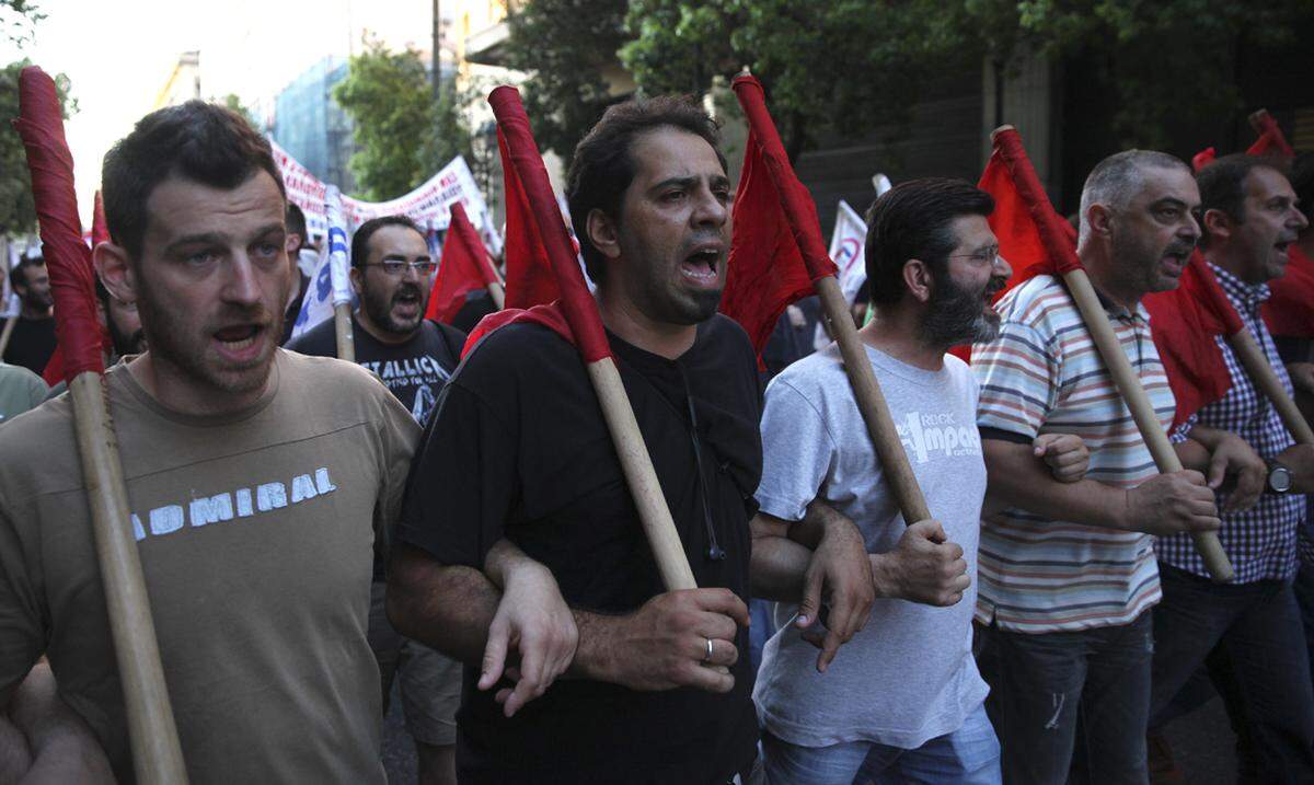 Apotheker und Beamte gingen im Zentrum der Hauptstadt Athen mit Spruchbändern wie "Kippt das Rettungspaket" oder "Nein zur Politik von EU, EZB und IWF" auf die Straße.