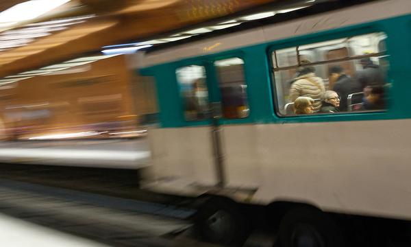Archivbild einer Pariser U-Bahn, die wie die Linie 6 auch auf Reifen durch den Untergrund fährt.
