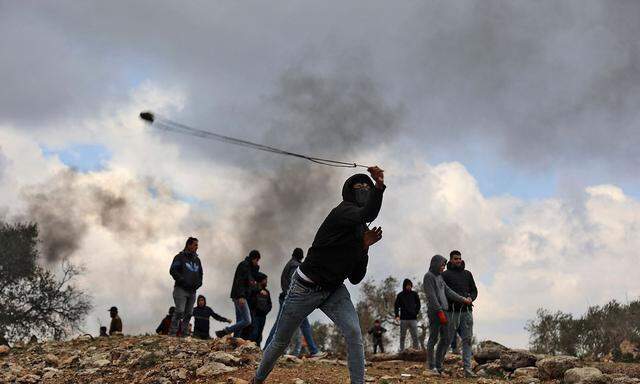 Ein Bild vom 11. Februar aus Beita im Westjordanland, wo Palästinenser gegen israelische Siedlungen protestieren.