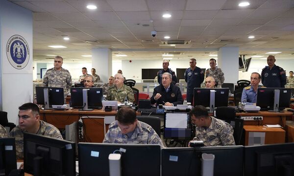 Verteidigungsminister Hulusi Akar (Mitte) im Operationszentrum der türkischen Luftwaffe.