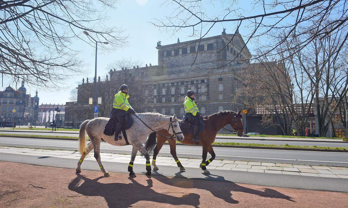 Im mittlerweile Touristen-leeren Dresden setzt man auf Polizeipferde.