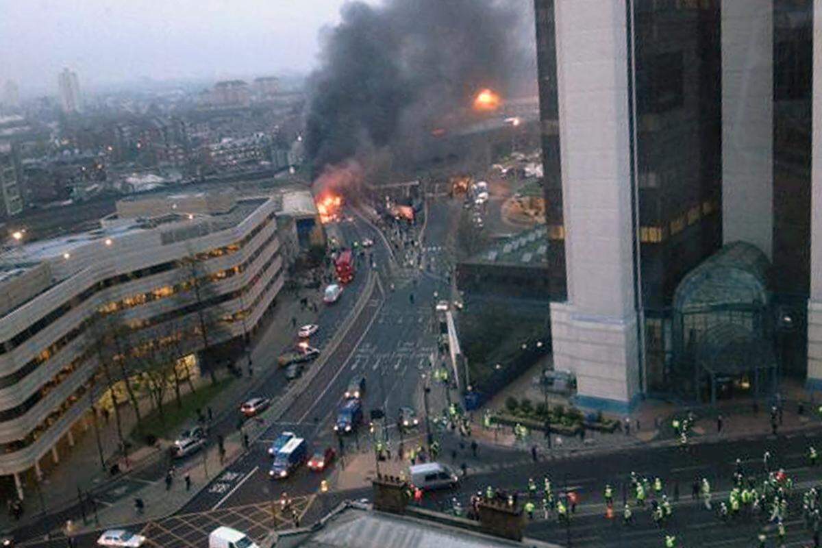 Im Zentrum von London ist am Mittwoch ein Hubschrauber gegen einen Baukran eines Hochhaus-Neubaus geflogen und abgestürzt.