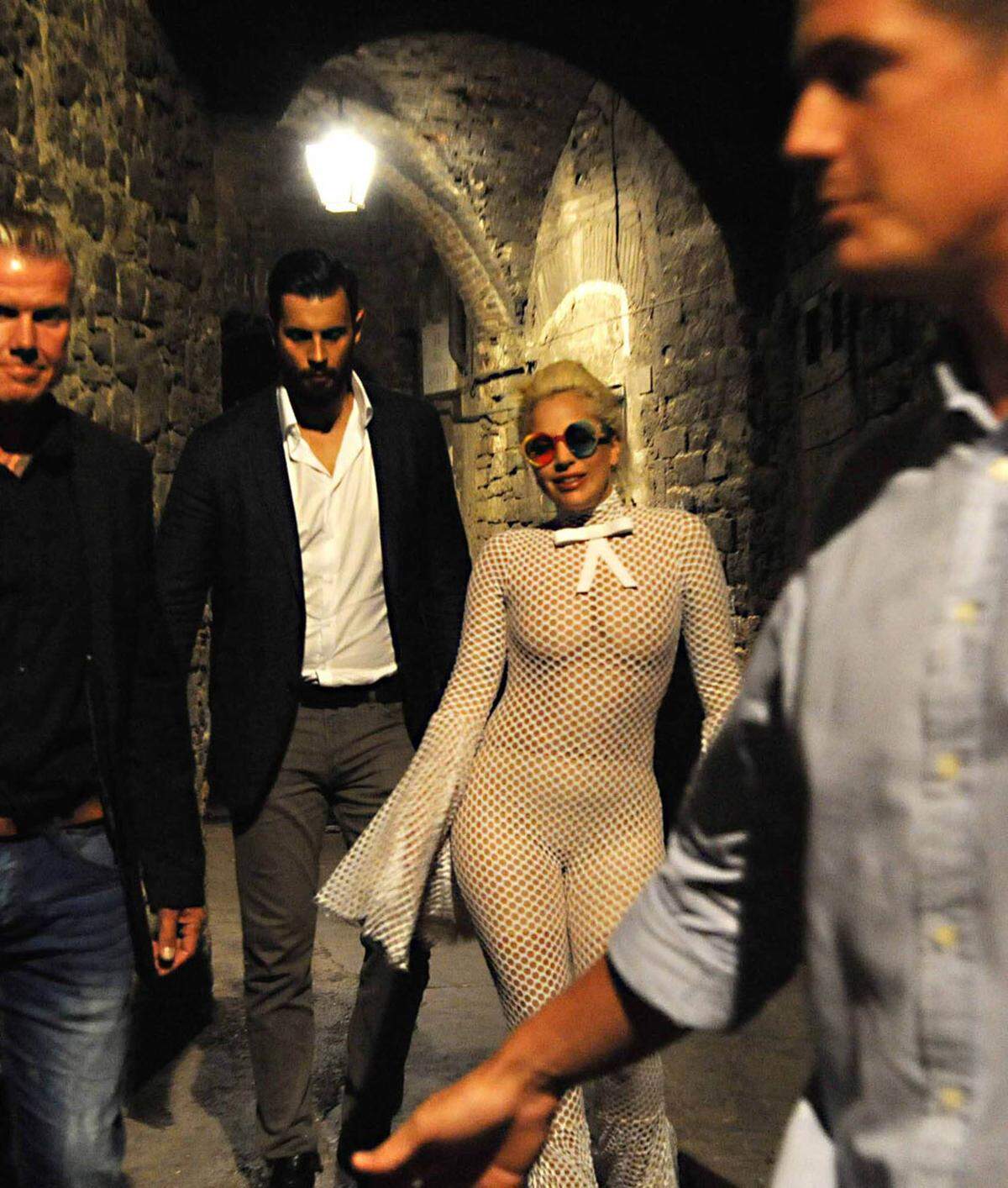 Ein Outfit in Netzoptik mit Trompetenärmeln kann nicht einmal Lady Gaga tragen.