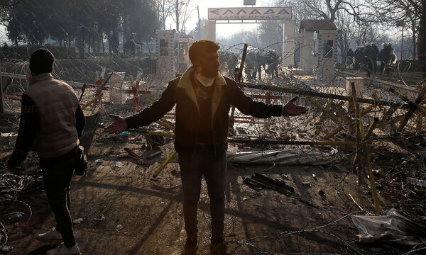 Ein Flüchtlinge am verbarrikadierten Grenzübergang nach Griechenland in Pazarkule.