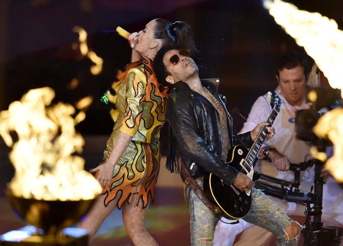 Dazwischen stand Perry in wechselnden Outfits mit tanzenden Palmen auf der Bühne, sang mit dem Rocker Lenny Kravitz (50) im Duett