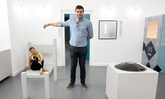 Die Sessel-Illusion: Lana Rozic, Leiterin des Wiener Museums, ist in Wirklichkeit natürlich nicht so klein. Rechts: Roko Živković, Erfinder des Museums der Illusionen.