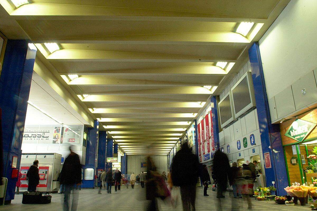 Die Planungen zogen sich bis ins neue Jahrtausend. Bürgermeister Michael Häupl nannte das Areal "Ratzenstadl", was das Verhältnis der Wiener zum Bahnhof durchaus traf.