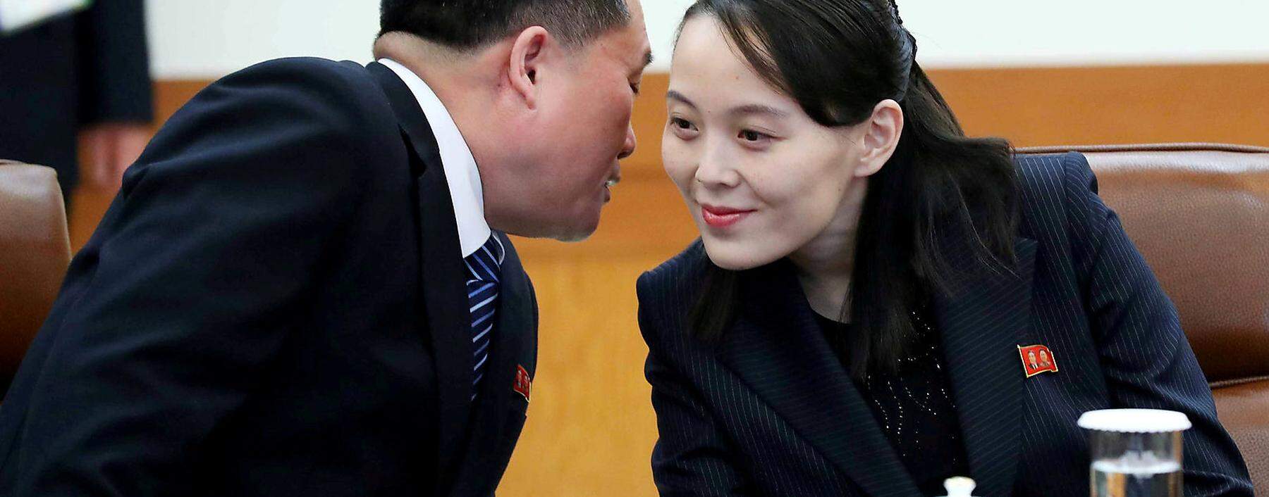 Sie gibt derzeit den Ton an: Kim yo Jong, Schwester des Diktators Kim - im Bild mit Außenminister Ri Son-gwon.