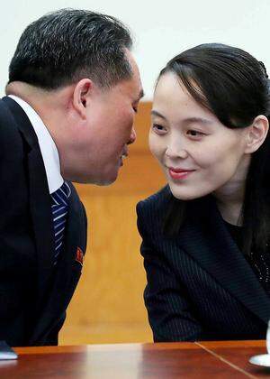 Sie gibt derzeit den Ton an: Kim yo Jong, Schwester des Diktators Kim - im Bild mit Außenminister Ri Son-gwon.