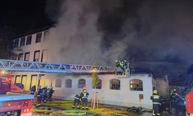 In der Klavierfabrik Bösendorfer in Wiener Neustadt ist in der Nacht auf Mittwoch ein Brand ausgebrochen. 