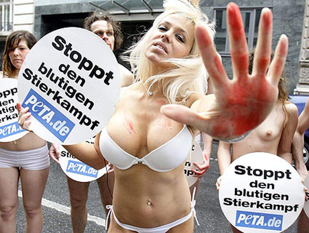 Bereits im März haben Peta-Aktivisten in Wien leicht bekleidet gegen Tierquälerei demonstriert. Mit von der Partie war damals das Münchner Starlet Davorka.  Weiter: Nackt gegen die Stierhatz