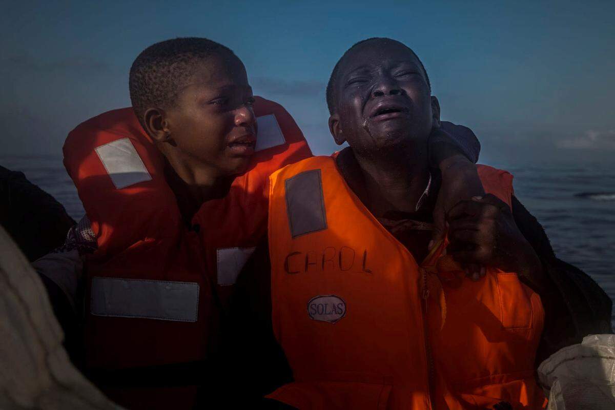Santi Palacios' Foto "Left Alone" zeigt ein 11-jähriges Mädchen aus Nigeria (links) und ihren zehnjährigen Bruder. Ihre Mutter sei in Libyen gestorben, sagte sie. Die beiden waren auf einem der völlig überfüllten Flüchtlingsboote vor der Küste Libyens, wo sie von einem Schiff einer NGO aufgegriffen wurden. Für eine Überfahrt verlangen Schlepper 750 bis 3500 Dollar. 