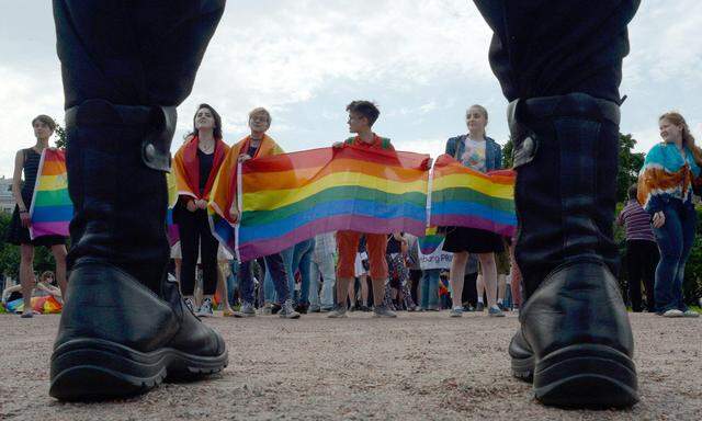 Demonstranten setzen sich 2017 für die Rechte der LGBTQ-Bewegung in Sankt Petersburg ein. Mittlerweile werden Unterstützer streng geahndet.