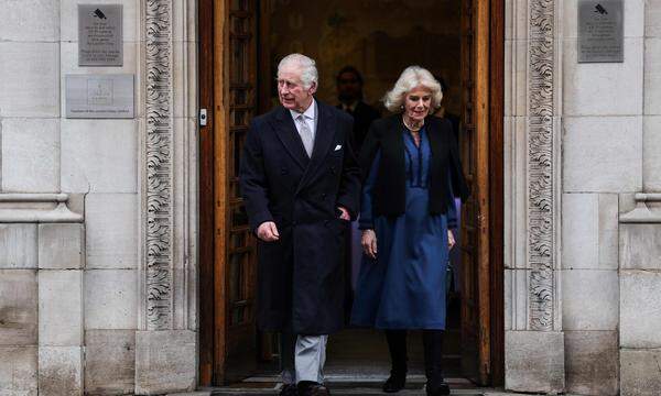 König Charles III. und Königin Camilla beim Verlassen des Krankenhauses in London. 
