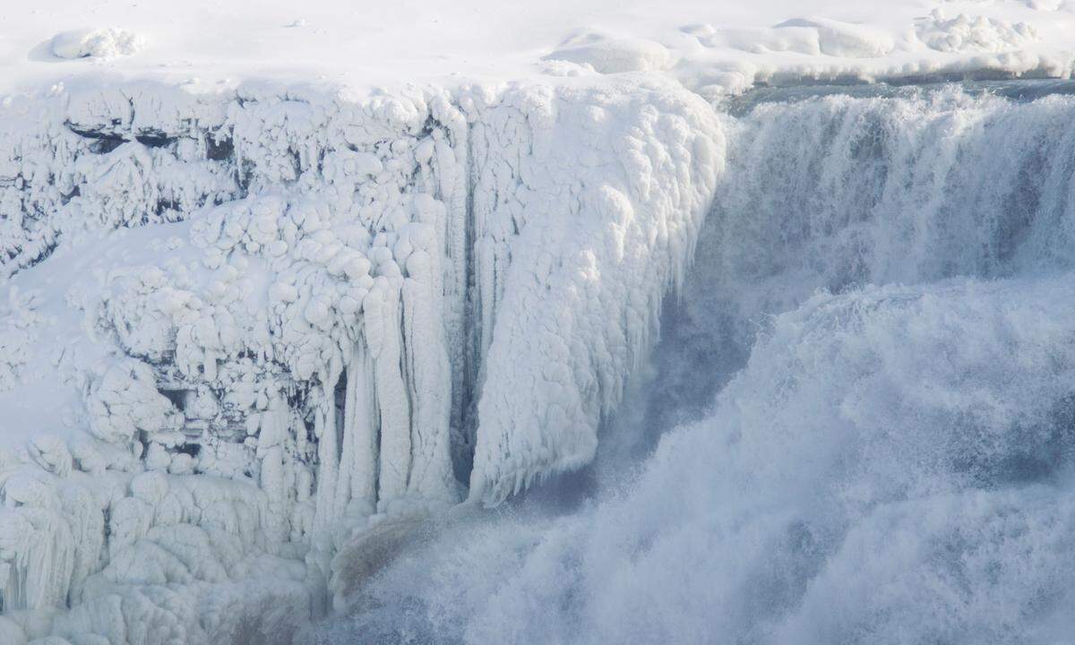 1848 gab es einen Fall, bei dem die Niagarafälle nicht mehr zurück strömten. Grund war aber ein Eis-Stau auf der Wasseroberfläche, doch das Wasser floss darunter dennoch weiter.