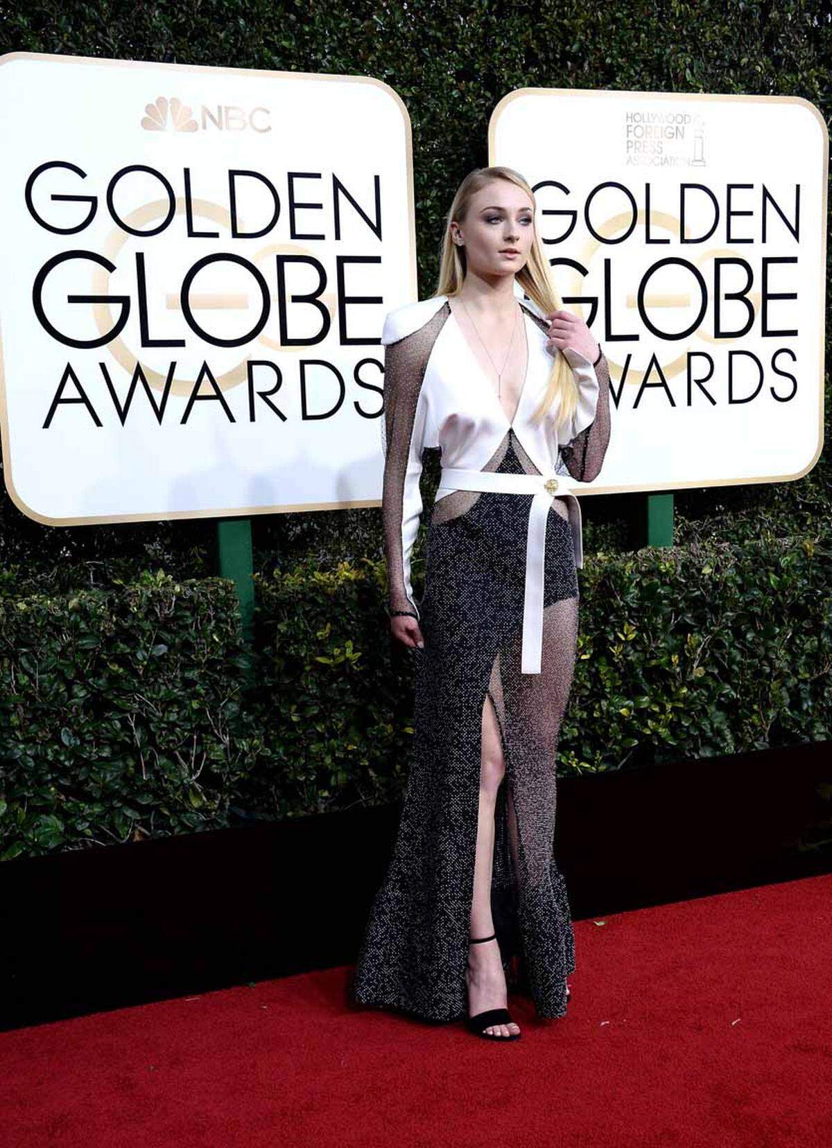 Das asymmetrische Kleid von Louis Vuitton muss man auch tragen können. "Game of Thrones"-Star Sophie Turner gelang das.