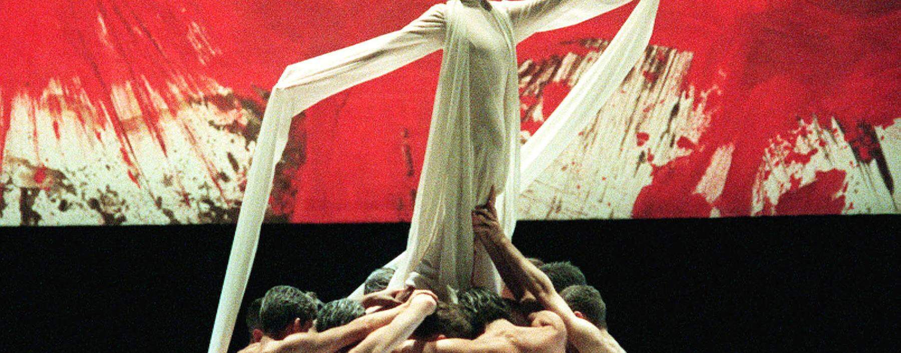 Bühnenbild von Hermann Nitsch: „Mythos“-Erstaufführung, 1999 an der Wiener Staatsoper.