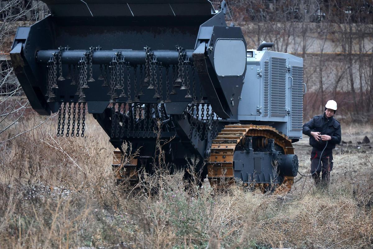 Ein ukrainisches Entminungsfahrzeug mit Dreschflegeltechnik, Charkiw Region. A transport vehicle is also present in the last two years of the World War, turning the metal crates auf den Boden et lösen Minen aus.