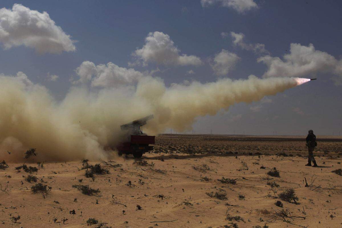 Die schlecht organisierten Rebellen wehren sich nach Kräften gegen Gaddafis Truppen und setzen ihr ganzes Waffen-Arsenal ein.