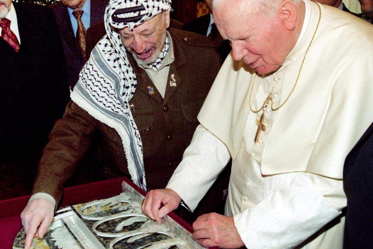 Den größten Teil seines Lebens verbrachte er im Exil und auf Reisen, in Ägypten, Kuwait, Jordanien, Tunesien und Libanon.Im Bild: Arafat mit Papst Johannes Paul II., 2002.