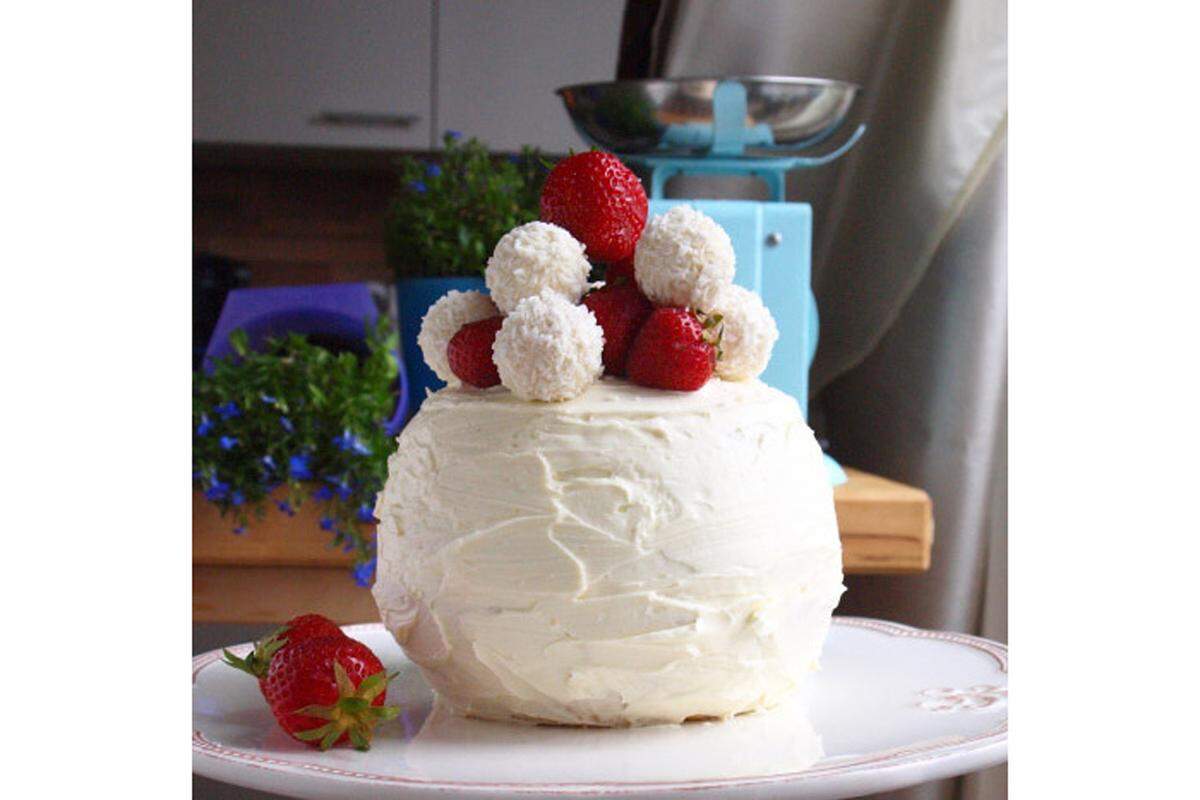 Eine eindrucksvolle Erdbeer Raffaello Torte von Katie 