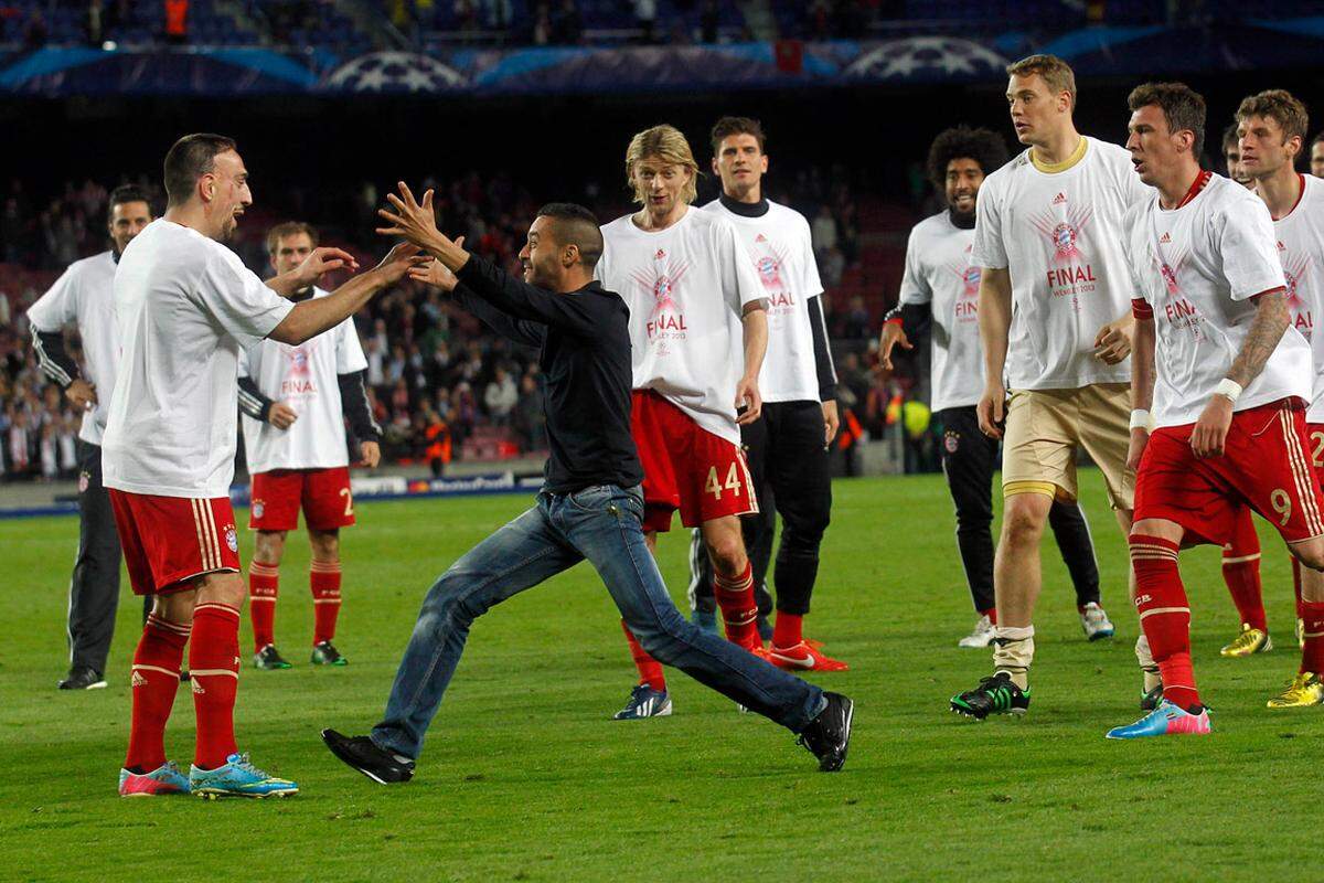 Nach dem Schlusspfiff feierten die Spieler von Bayern München den souveränen Finaleinzug auf dem Rasen des Camp Nou - und erhielten bald uneingeladene Gesellschaft.