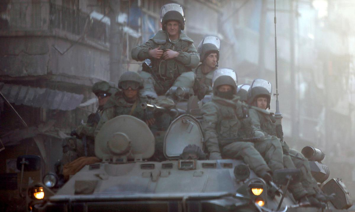 Russen auf Radschützenpanzer in Aleppo, Frühjahr 2017