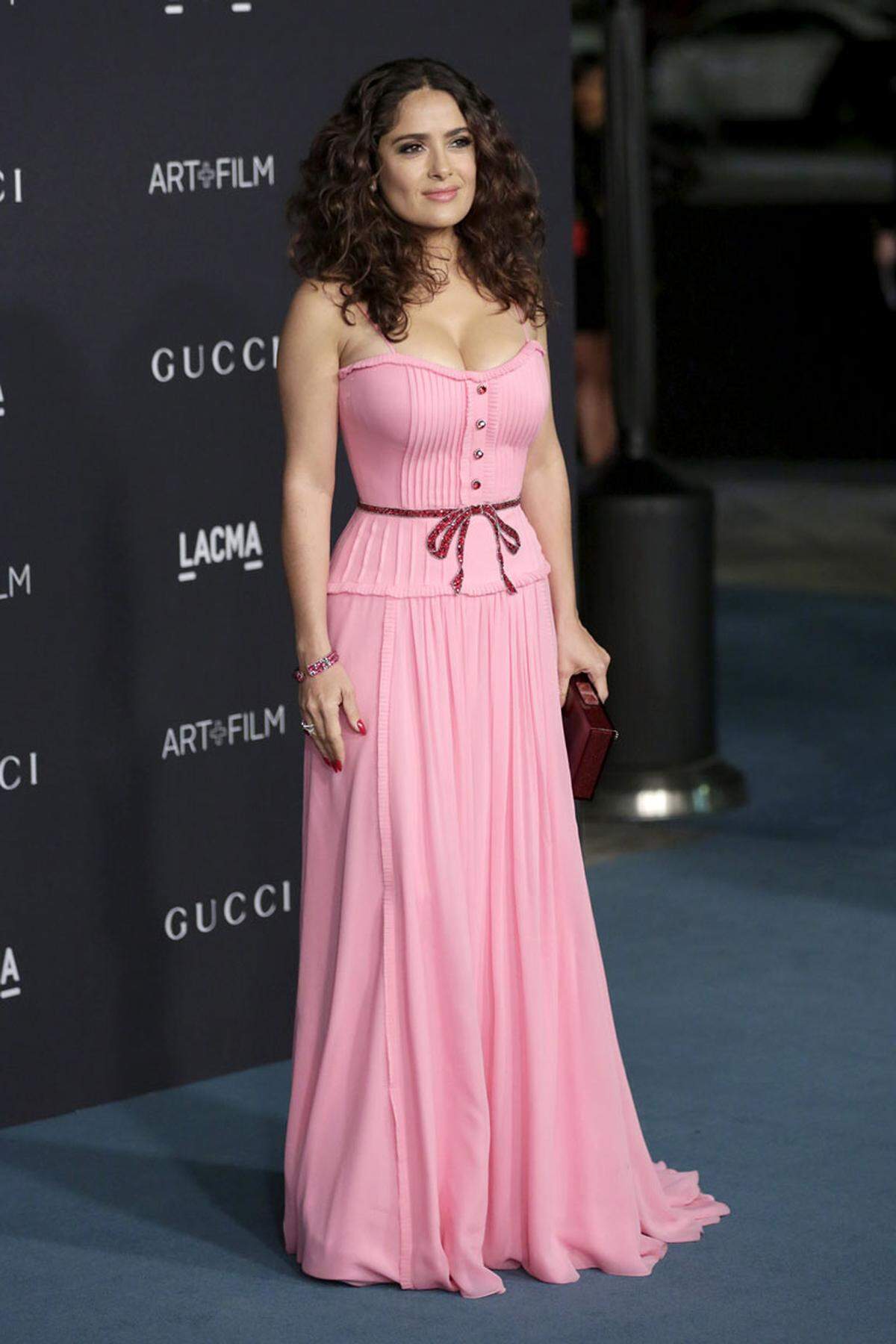 Viel Dekolleté zeigte Salma Hayek in dieser pinken Robe.