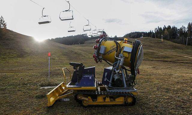 Die Pisten vieler Skigebiete (wie hier in Seefeld in Tirol) warten noch auf Schnee. 