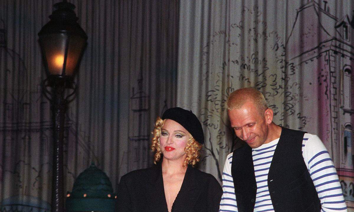 Wer Männer in Röcke steckt und Popsängerin Madonna (hier im Bild: 1992) in ein Korsett mit Spitzkegel-BH, ist anders als andere Designer. Darauf ist Jean Paul Gaultier auch stolz. Und so macht der französische Couturier, der am 24. April 65 Jahre alt wird, mit dem weiter, was seit mehr als 40 Jahren seine Karriere bestimmt: Konventionen brechen.