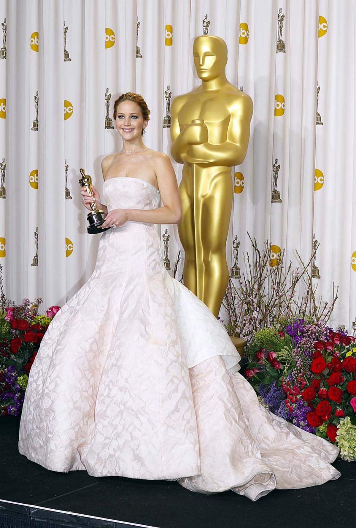 In einem rosaroten Traum von Christian Dior Couture bezauberte Jennifer Lawrence, als sie für "Silver Linings" ausgezeichnet wurde.