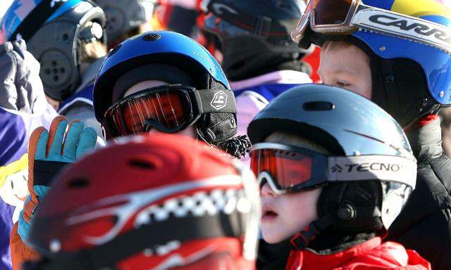 THEMENBILD SICHERHEIT BEIM WINTERSPORT : SKIHELME