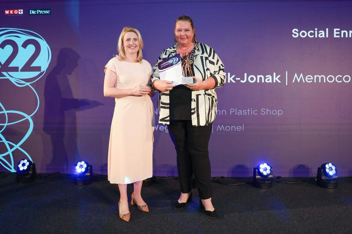 Gewinnerin in der Kategorie Social Entrepreneurship: Bundesministerin Susanne Raab ehrt Elisabeth Dokalik-Jonak (Memocorby).