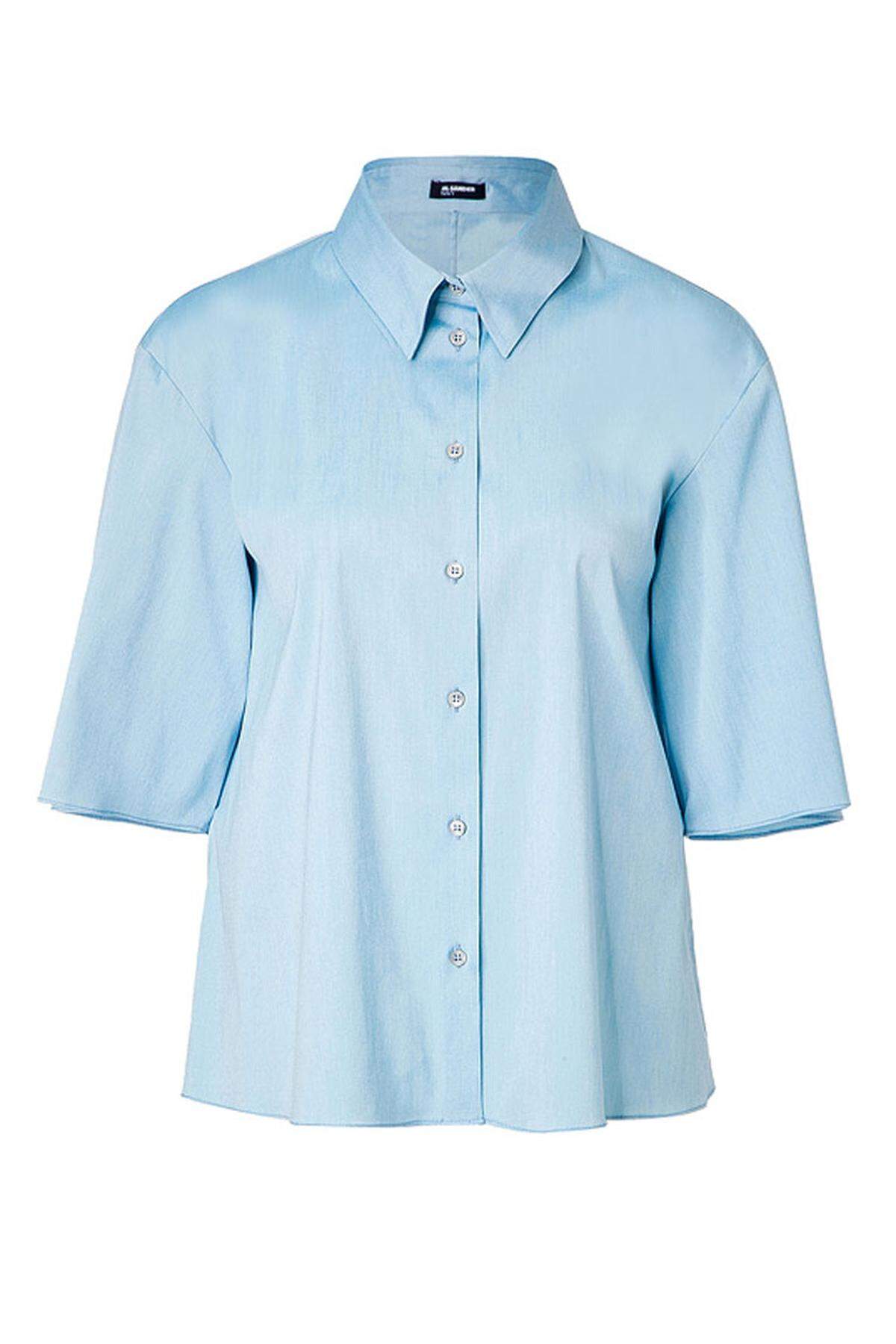 Das klassische blaue Bürohemd kommt für Sie heuer ohne Taille und Ausschnitt daher. Gesehen bei Stylebop.