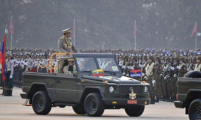 Junta-Chef Min Aung Hlaing inspiziert die Truppen während einer jährlichen Militärparade.