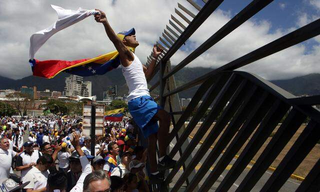Anhänger von Oppositionschef Juan Guaidó marschieren gegen das Maduro-Regime in Caracas. 