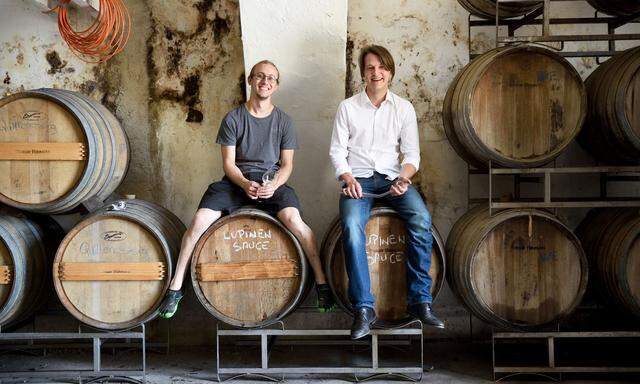 Christof Winkler-Hermaden (l.) und Peter Troißinger stellen aus steirischen Süßlupinen eine Würzsauce her, die an Sojasauce erinnert.