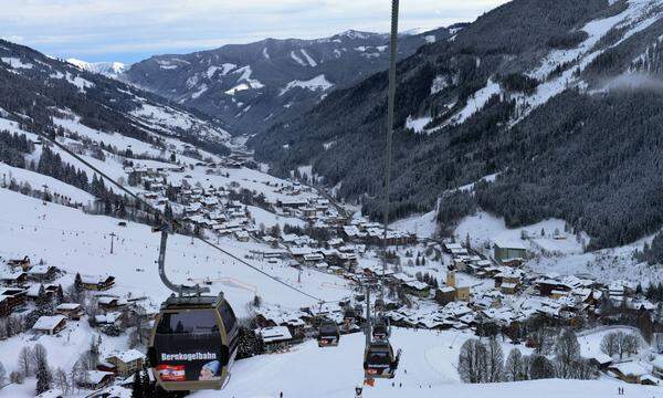 Preis: 5320 Euro Das Skigebiet mit den Orten Fieberbrunn, Saalbach-Hinterglemm und Leogang war 1991 Austragungsort von alpinen Skiweltmeisterschaften. Stephan Eberharter und Petra Kronberger holten damals drei Goldmedaillen für Österreich.