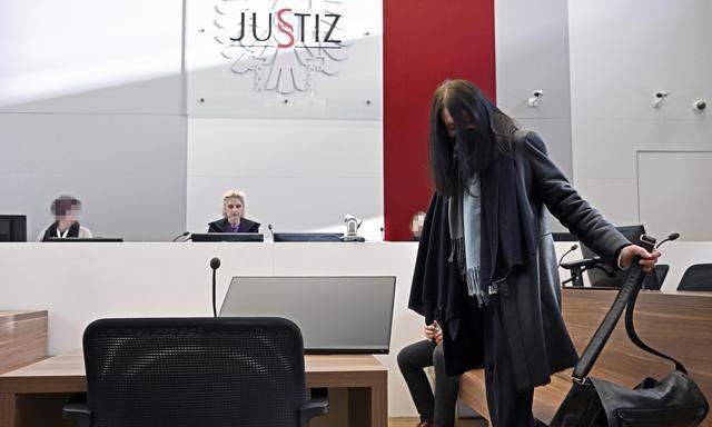 Die ehemalige Vorständin der Commerzialbank, Franziska Klikovits, erschien am Dienstag vor Gericht mit schwarzer Maske. 