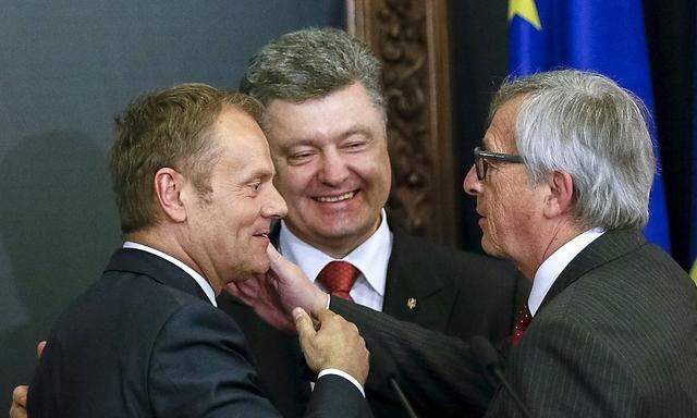 Ratspräsident Tusk (l.) und Kommissionspräsident Juncker mit dem ukrainischen Präsidenten Poroschenko