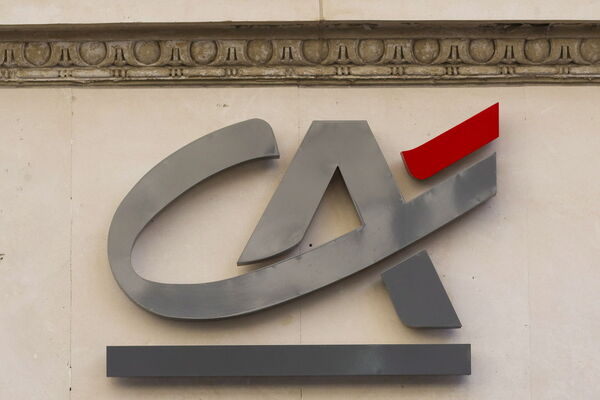 Die "Crédit Agricole" ist eine der größten Geschäftsbanken in Frankreich. Die Bank ist vor allem durch ihre Sponsor-Tätigkeiten beim Radsportteam Crédit Agricole weltweit bekannt. 2012 erzielte sie eine Bilanzsumme von über 2,6 Billionen Dollar.