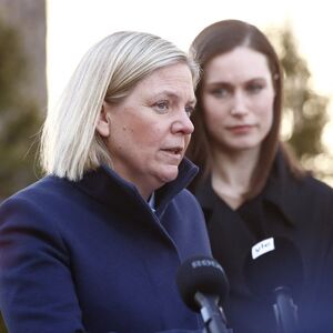Schwedens Regierungschefin Magdalena Andersson (l) und Finnlands Ministerpräsidentin Sanna Marin (r). Seit Russlands Angriff auf die Ukraine wollen Finnland und Schweden in Verteidigungsfragen enger zusammenarbeiten. 