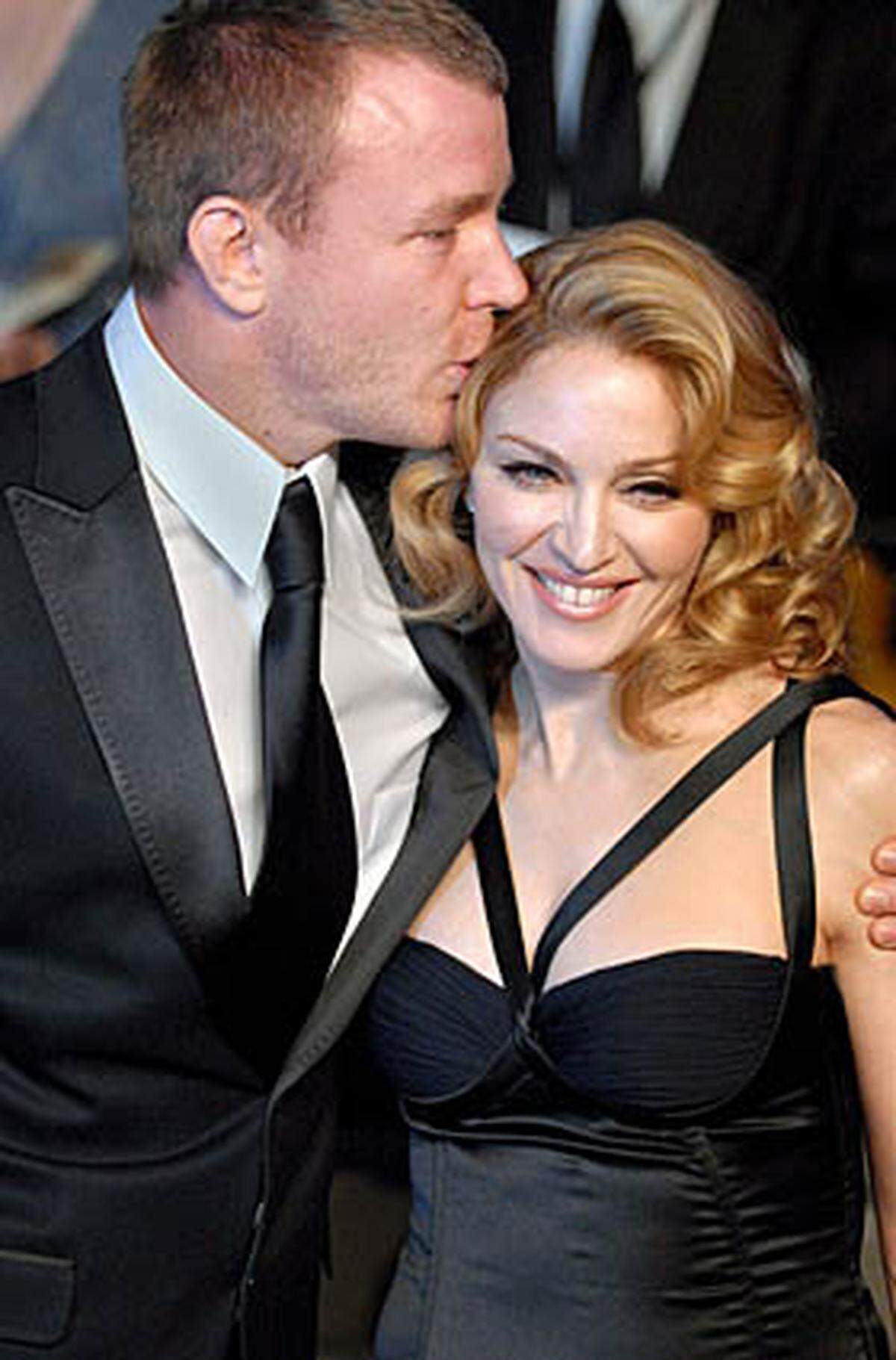 Bei einem Abendessen im Hause Sting in London lernte die Amerikanerin den britischen Regisseur Guy Ritchie kennen. Am 11. August brachte Madonna den gemeinsamen Sohn Rocco zur Welt, am 22. Dezember im selben Jahr traten Madonna und Ritchie vor den Traualter. Im Oktober 2008 gaben sie ihre Trennung bekannt.